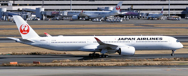 Airbus A350-1041 JAL Japan Airlines JA02WJ detachable gear  AV4257