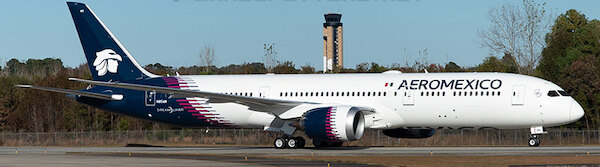 Boeing 787-9 Dreamliner Aeroméxico N815AM detachable gear AV4419