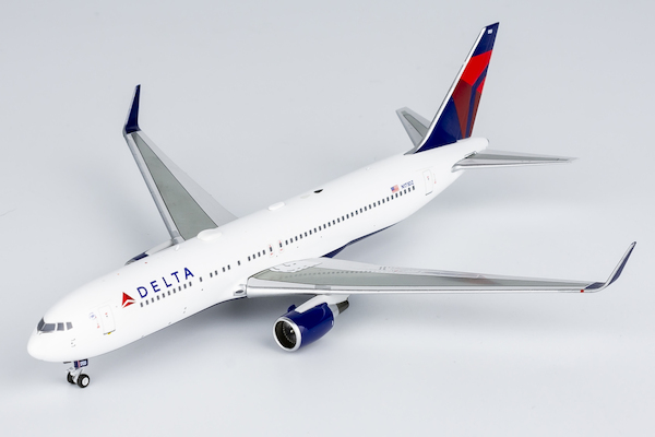 NG Models 17002 Boeing 767-300ER Delta Air Lines N173DZ CF6 engin