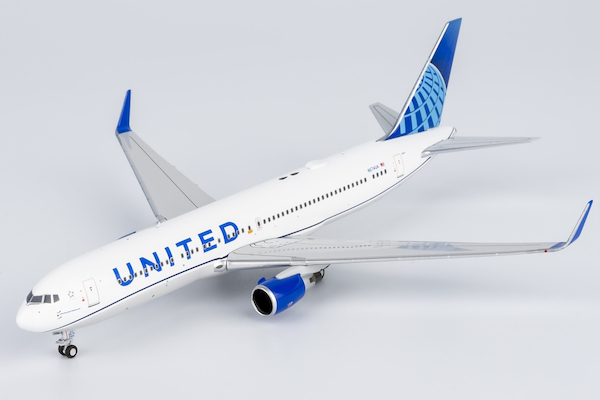 Boeing 767-300ER United Airlines N674UA 17006